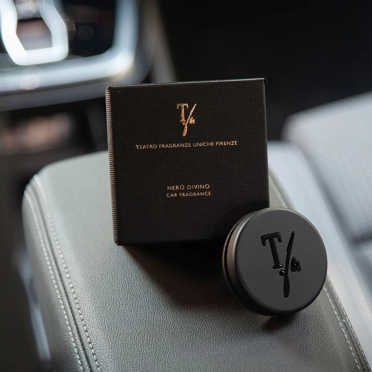 Car Fragrance di Teatro Fragranze Uniche con cover in zama satinata e fragranze Pompelmo Pepe, Tabacco 1815, Nero Divino e Oro