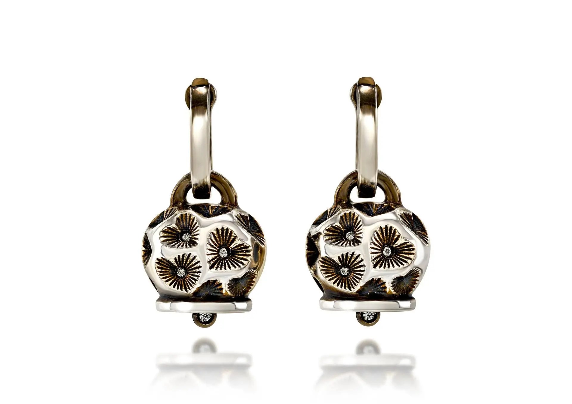 Orecchini Chantecler a campanella in argento invecchiato con cuori incisi e diamanti