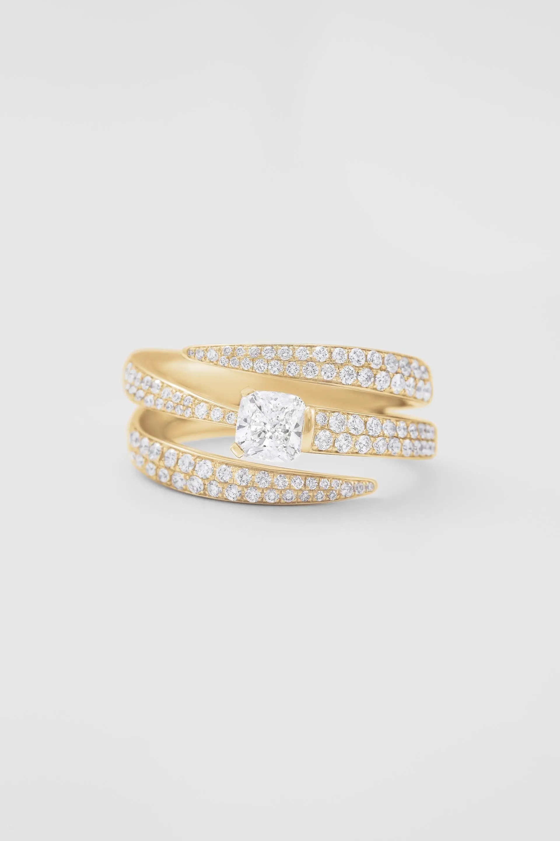 Anello Giorgio Visconti in oro rosa a tre file con diamante centrale taglio cushion e pavé di diamanti