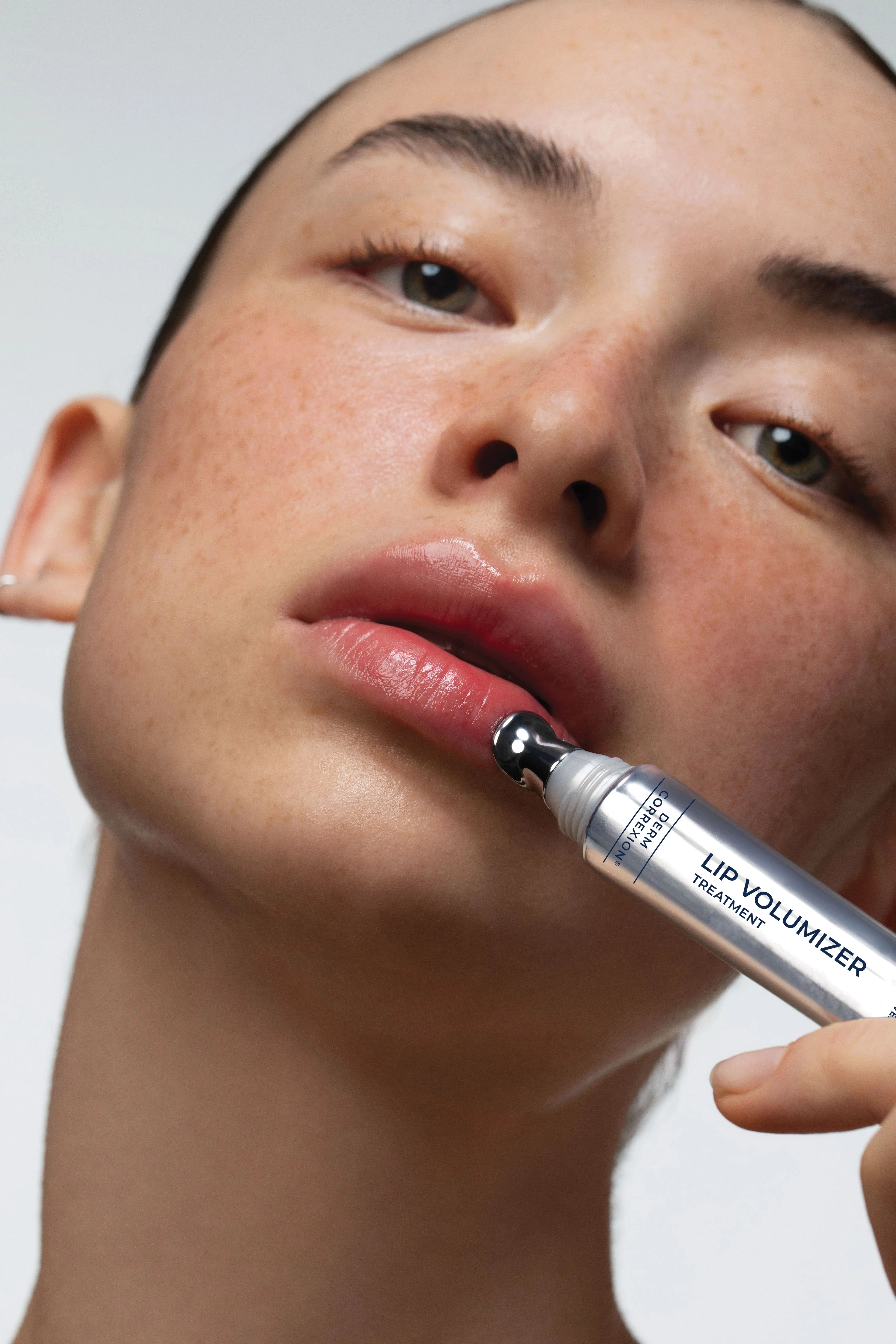 RoC® Derm Correxion® Lip Volumizer, trattamento labbra che migliora idratazione, volume ed elasticità per un effetto naturale e definito