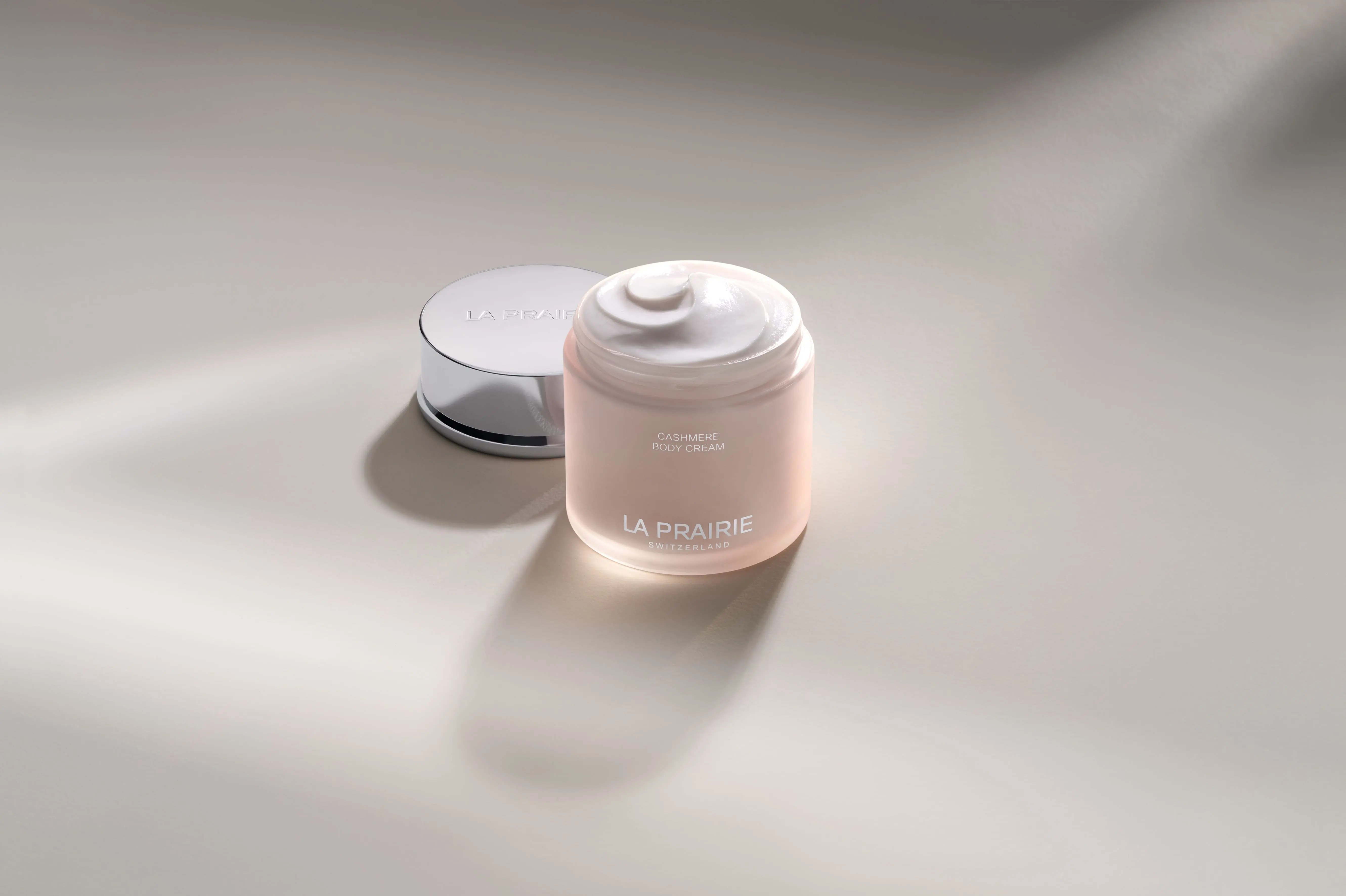 Barattolo di Cashmere Body Cream La Prairie, crema corpo lussuosa per pelle vellutata e luminosa