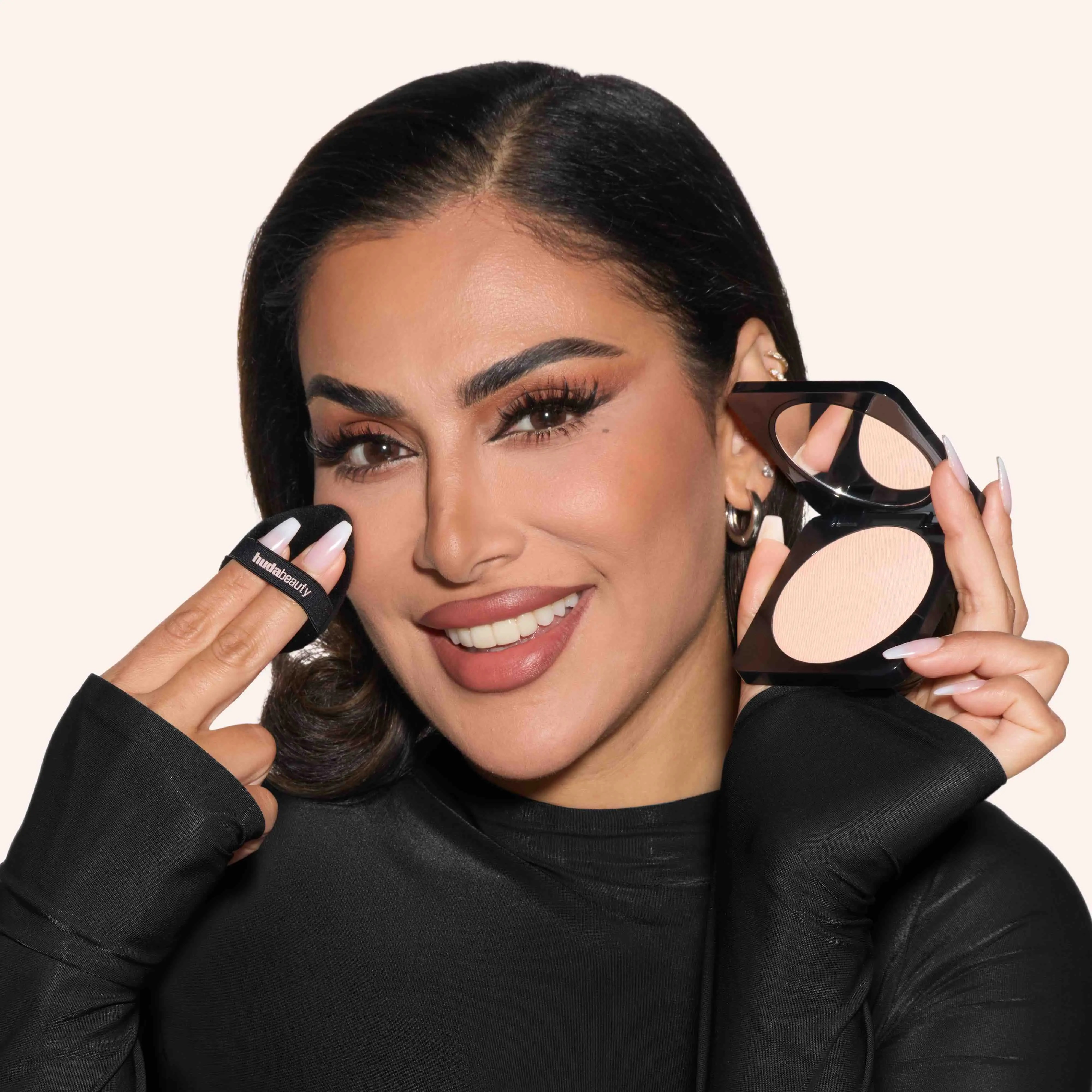 Easy Bake Pressed, la cipria compatta di Huda Beauty
