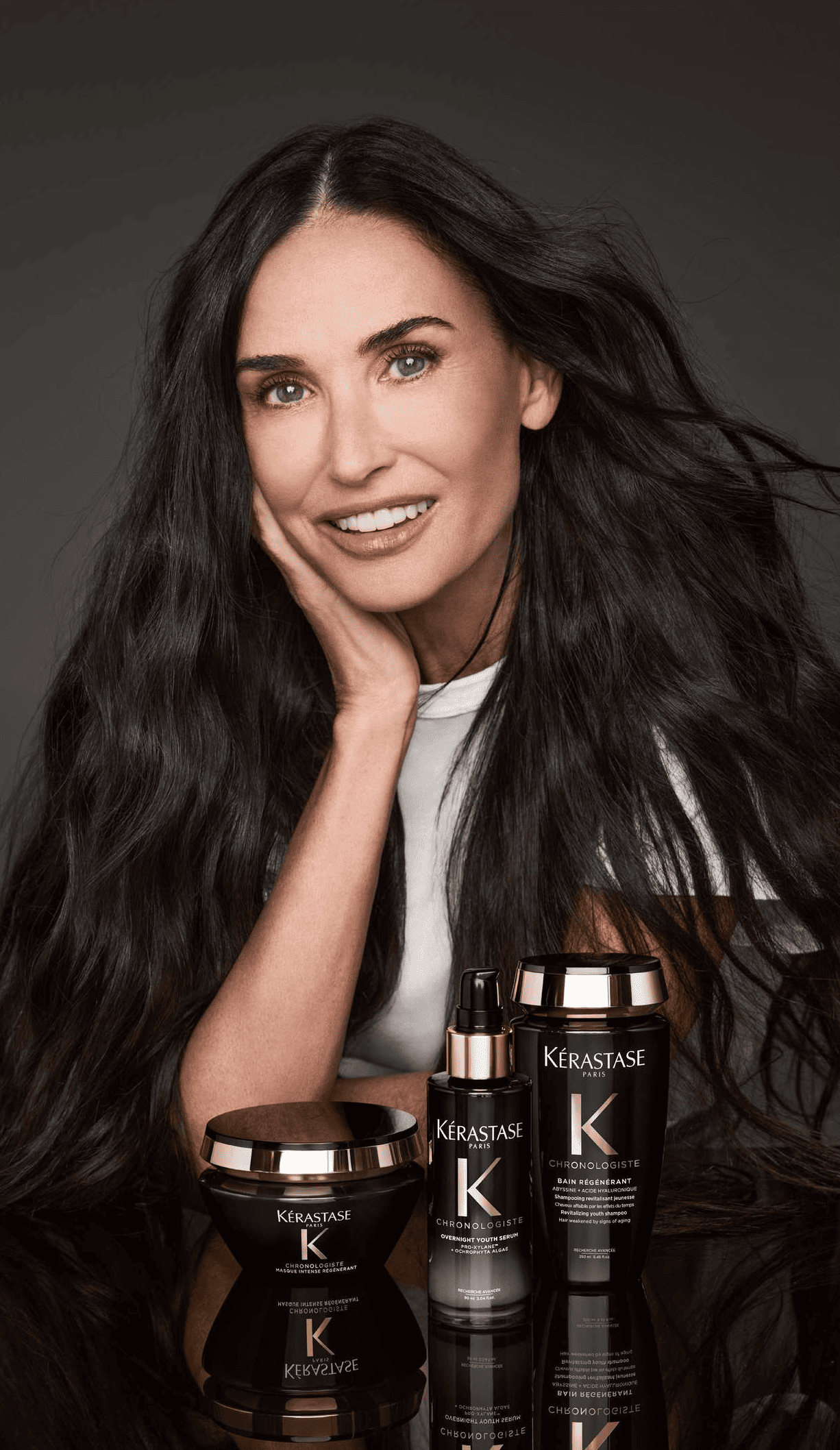 Demi Moore protagonista della campagna Chronologiste di Kérastase, capelli luminosi e vitali