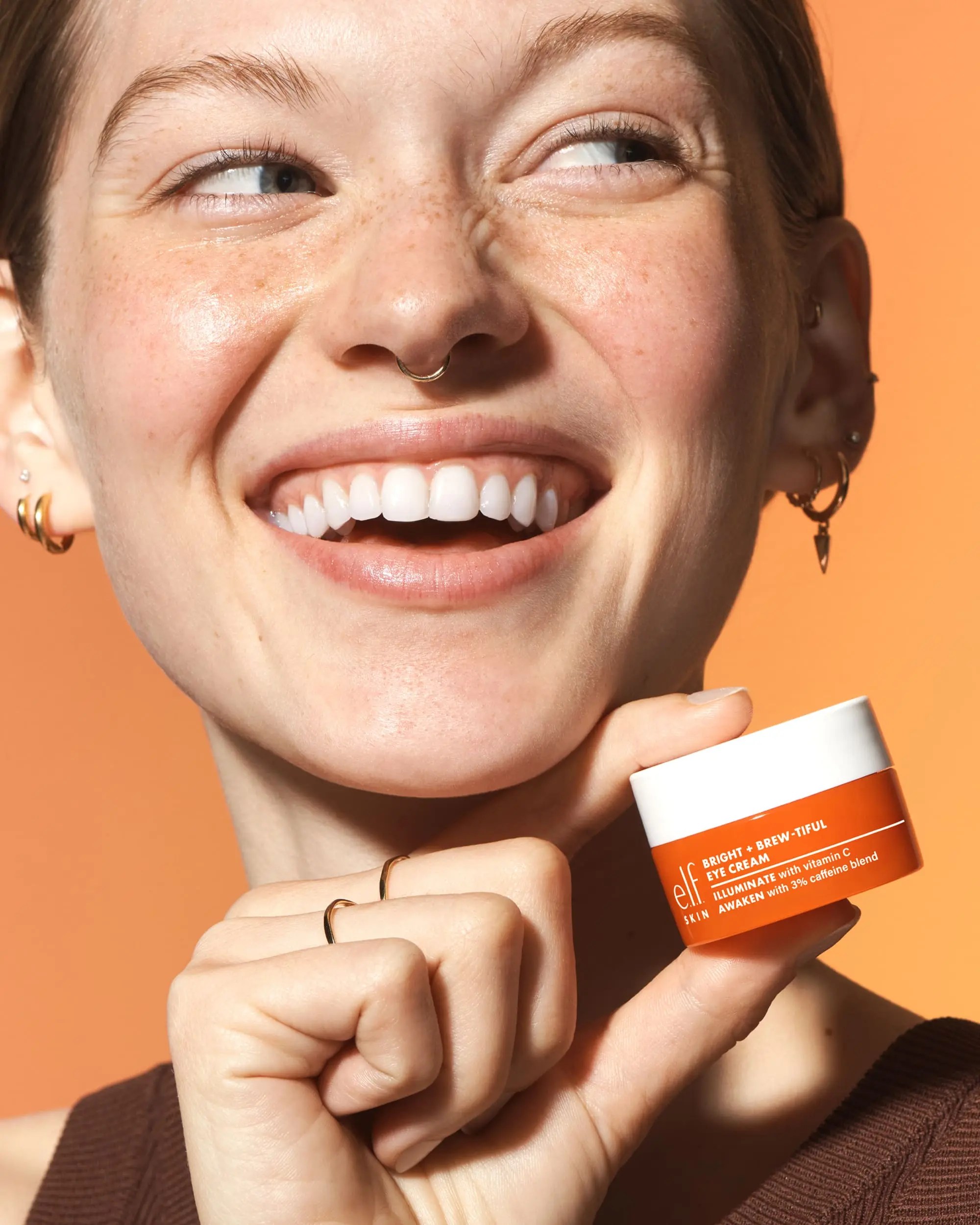 crema contorno occhi illuminante e.l.f con vitamina C e caffeina