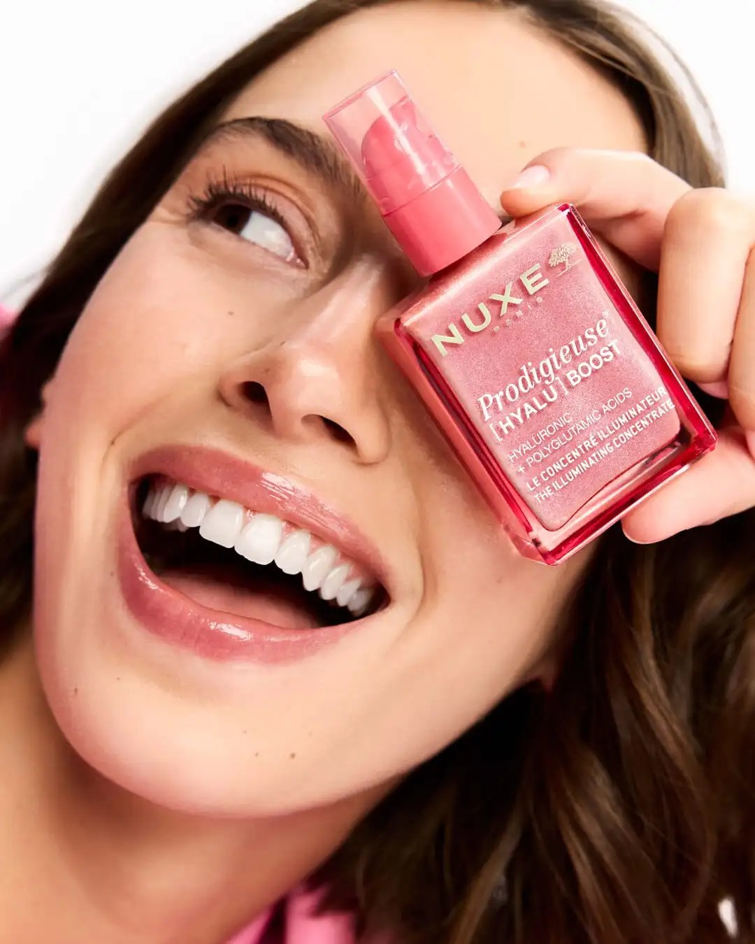 texture iridescente siero Nuxe Prodigieuse Hyalu Boost effetto glow rosato