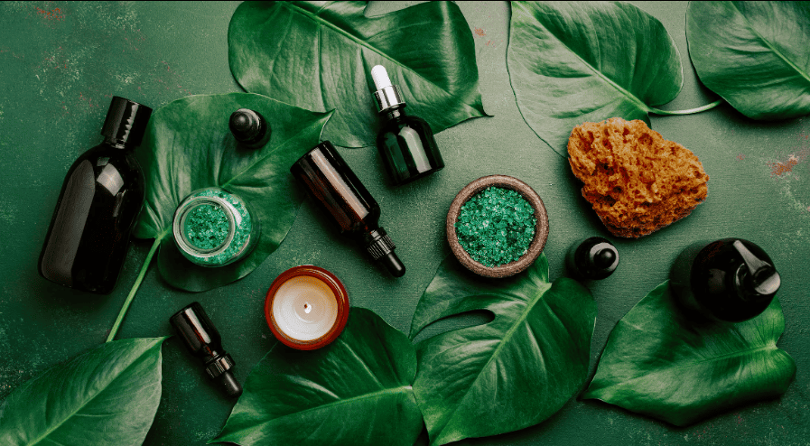 prodotti cosmetici sostenibili posati su foglie naturali, atmosfera elegante e minimal