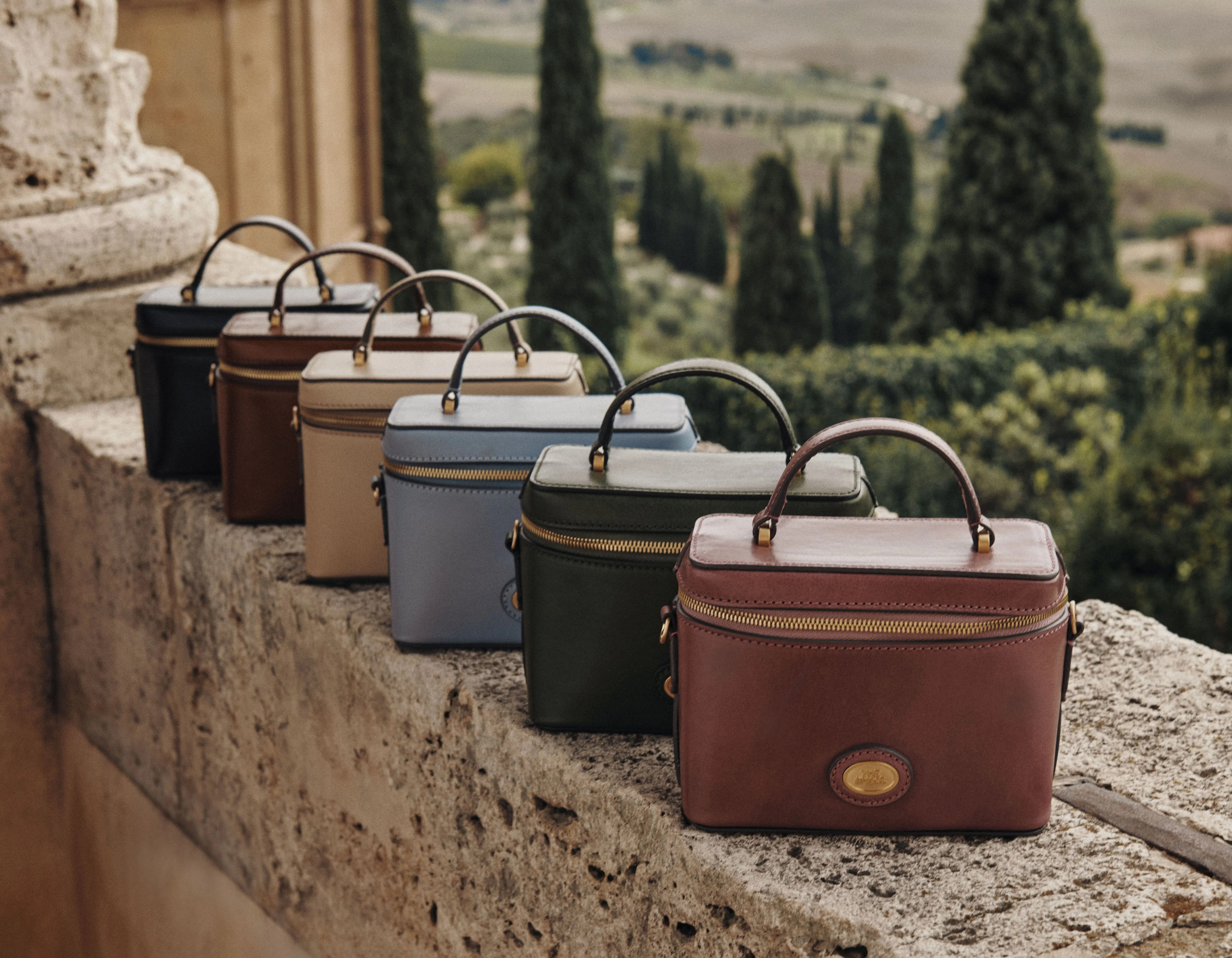 Tutta la collezione Bauletto Story Mini di The Bridge, con tutte le tonalità stagionali, fotografata in Toscana
