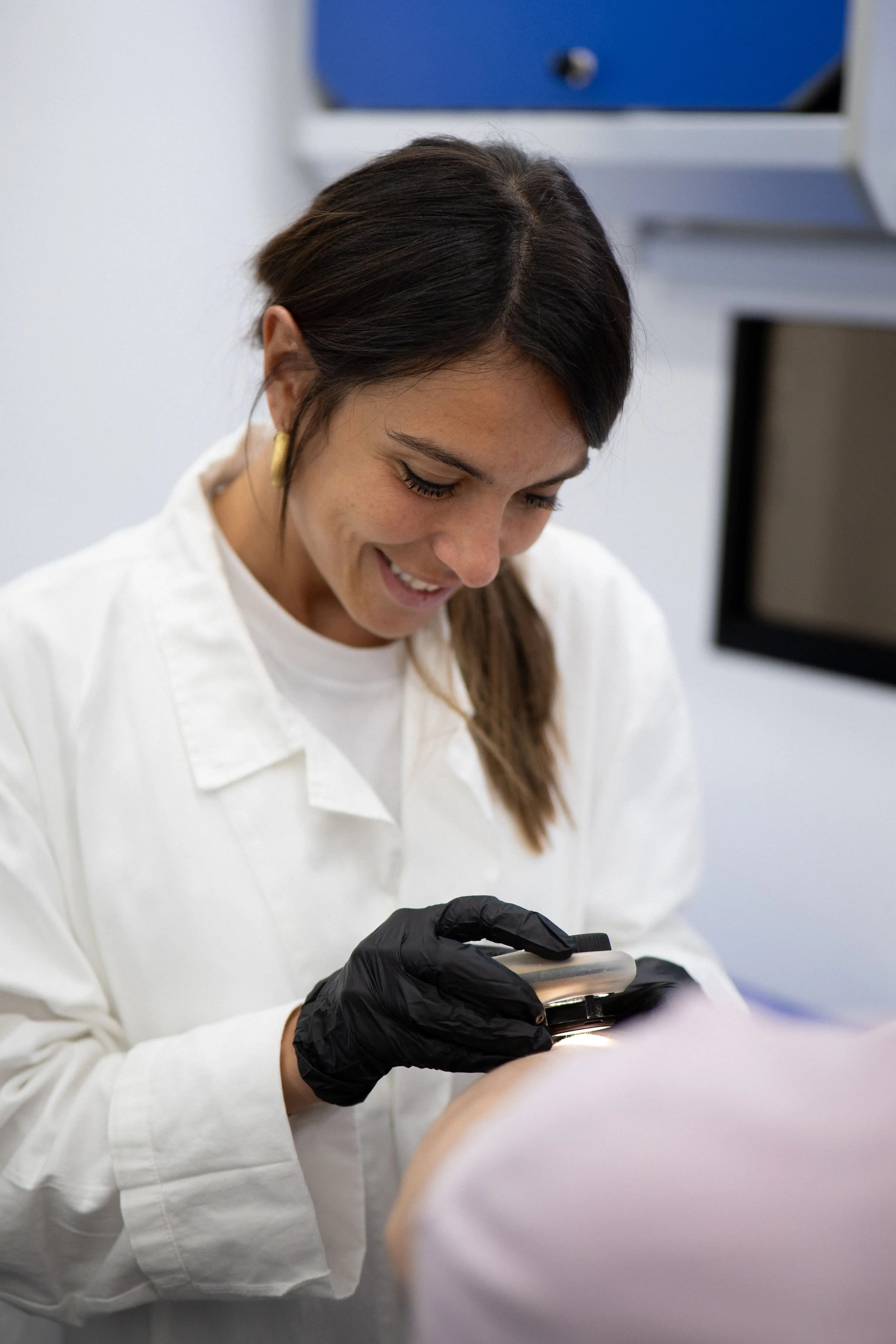 visita dermatologica gratuita dei nei in farmacia durante la campagna di prevenzione Heliocare