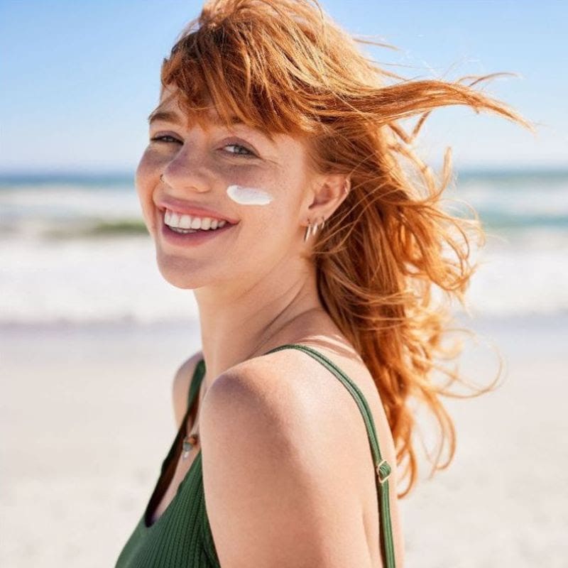 applicazione della crema solare per la prevenzione dei danni da raggi UV