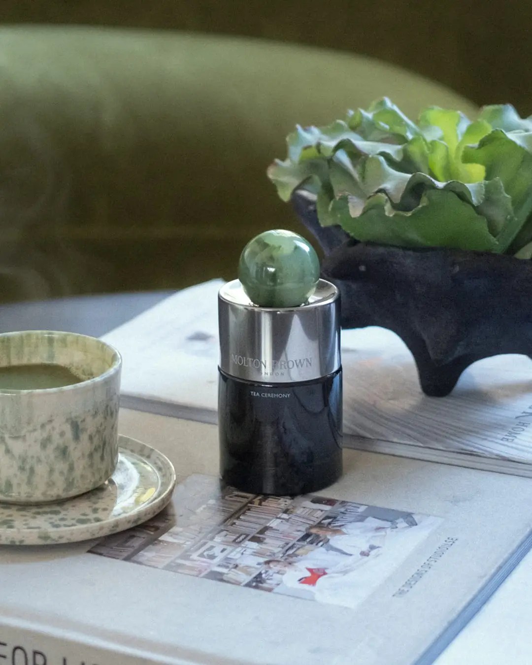 Fragranza unisex Molton Brown Tea Ceremony con note di tè verde, matcha e ambra