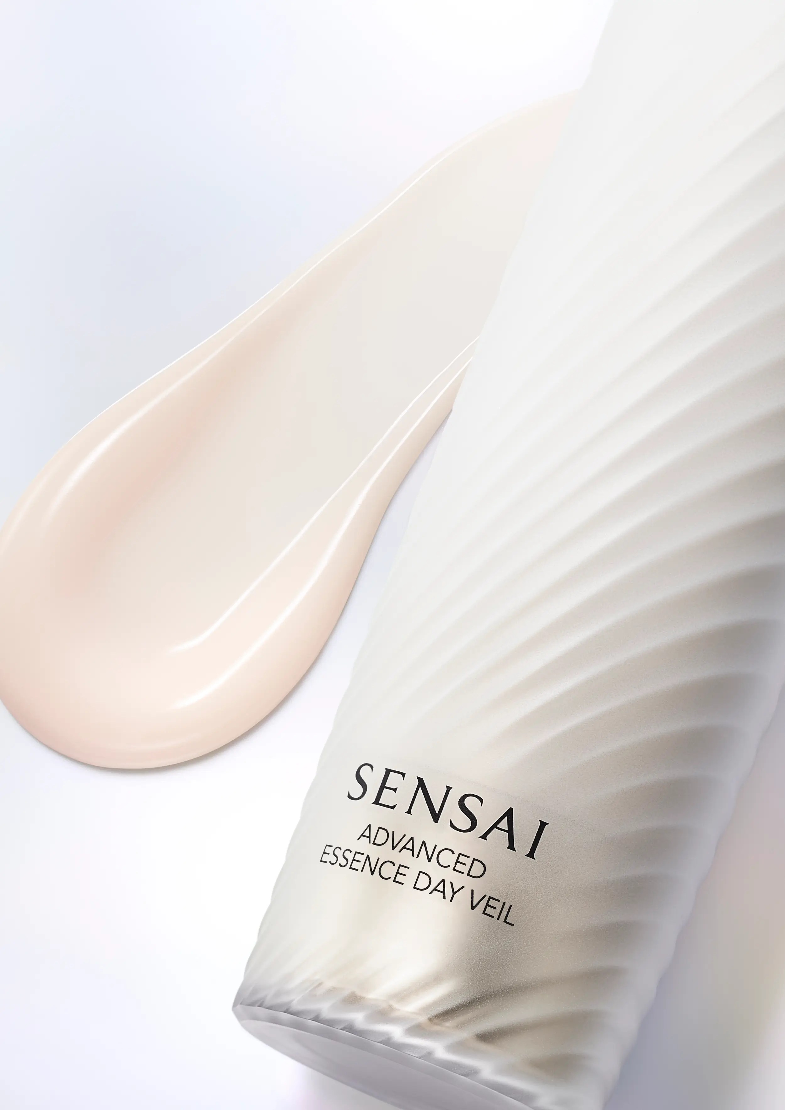 texture setosa SENSAI Advanced Essence Day Veil essenza viso SPF50 anti età