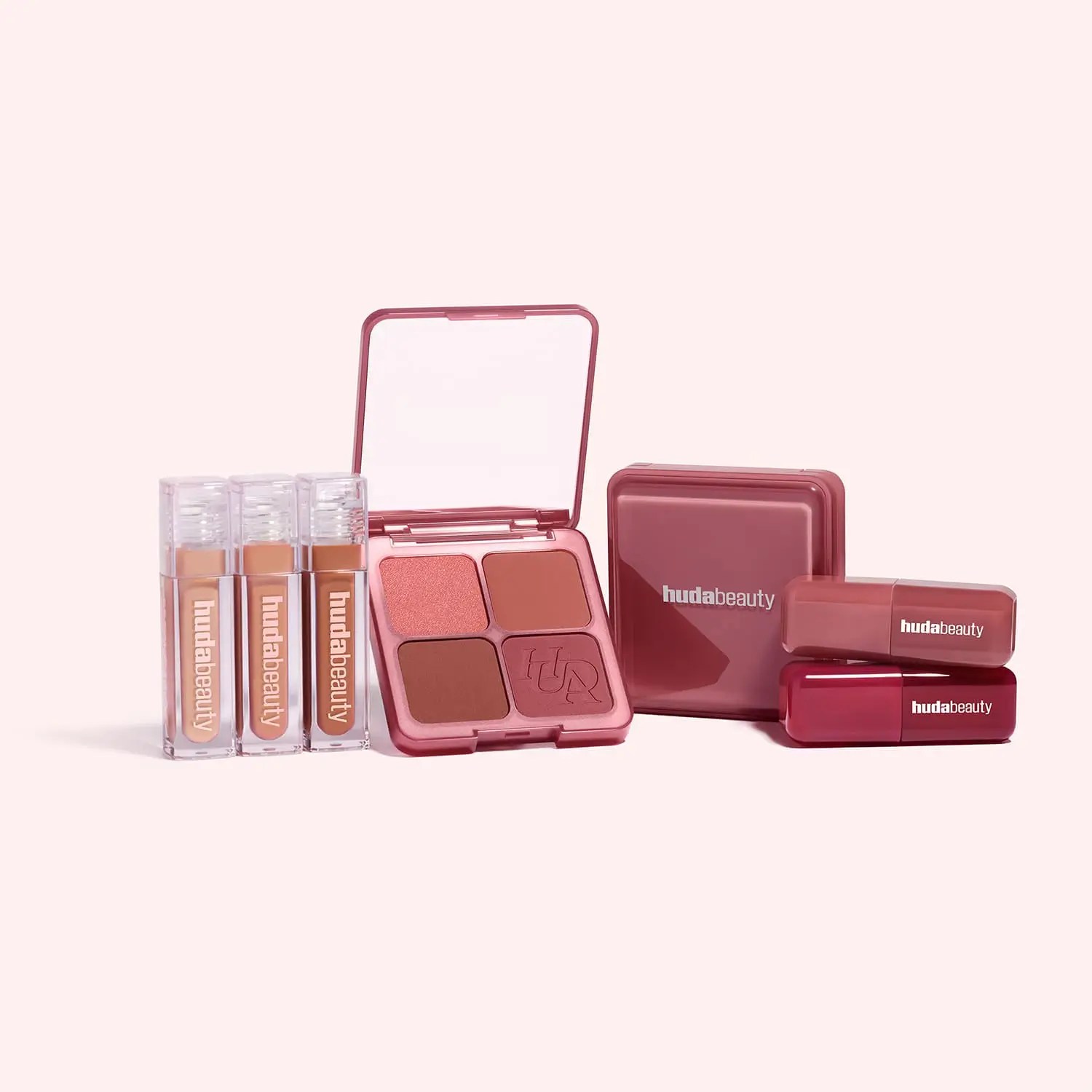 Collezione completa Strawberry Latte di Huda Beauty con blush palette, blush liquidi e Lip Gloss nude effetto milky