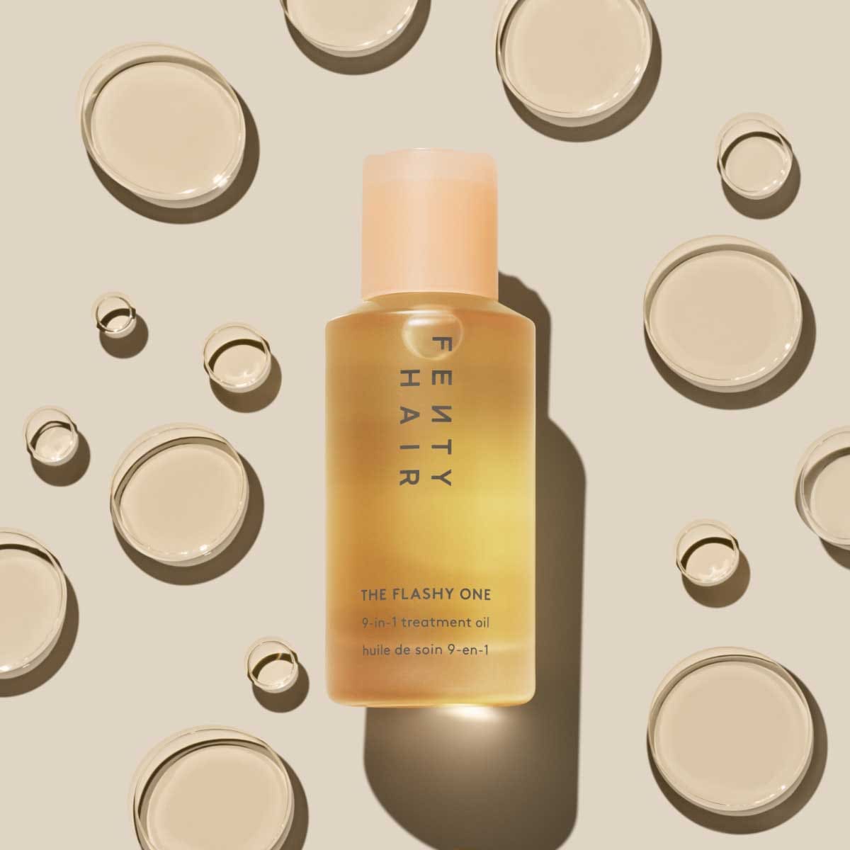 Flacone di The Flashy One 9-in-1 Treatment Oil Fenty Hair, olio per capelli luminosi e disciplinati