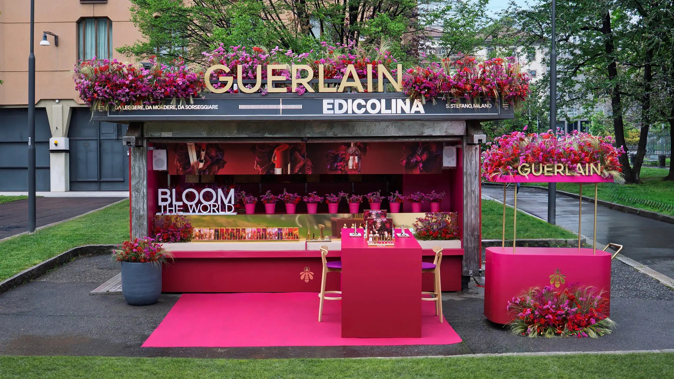 Edicolina Guerlain in Piazza Santo Stefano allestita per Blooming Rendez-vous Milano