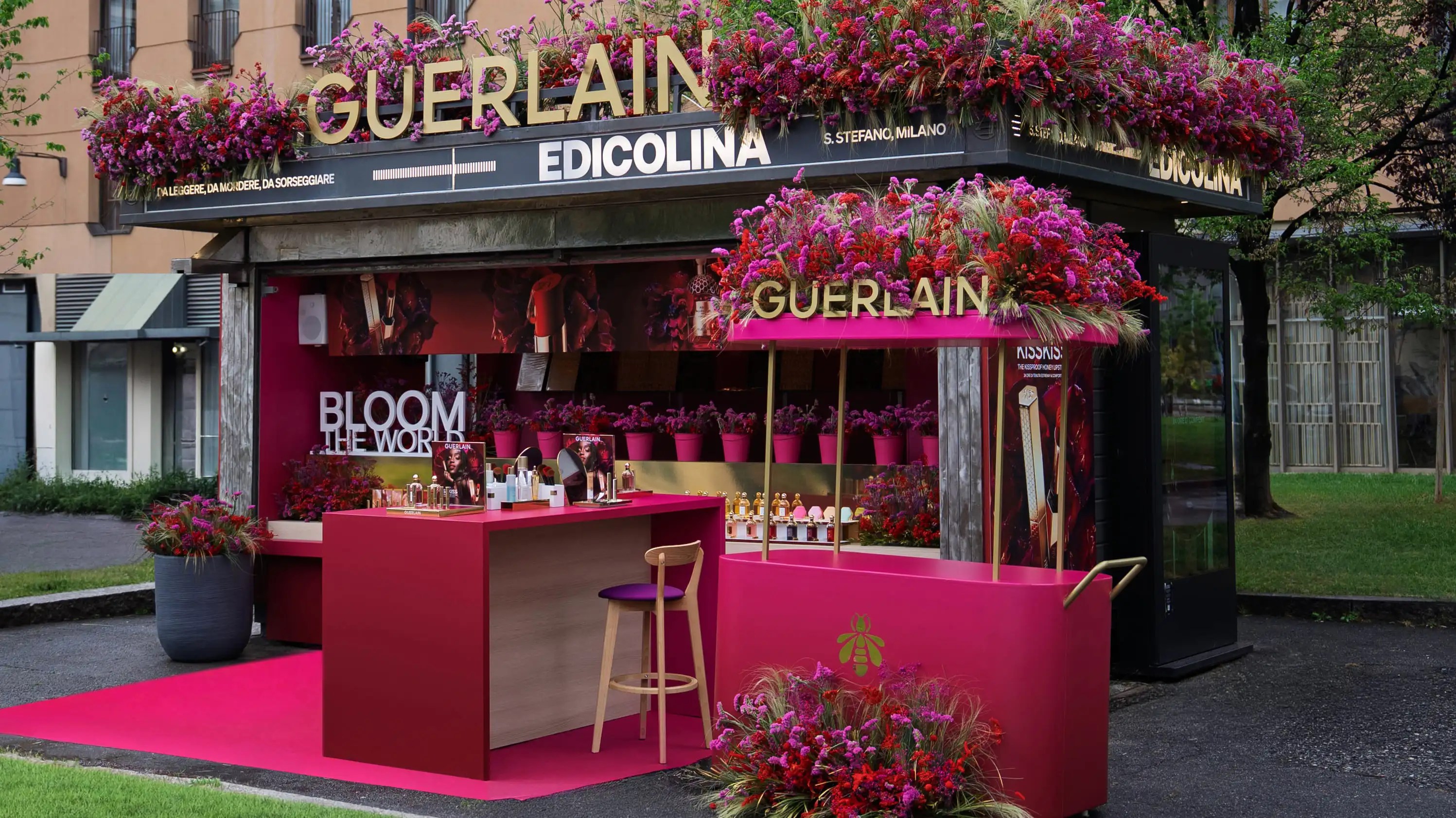 Allestimento Blooming Rendez-vous Guerlain in Piazza Santo Stefano a Milano con installazione floreale e edicola personalizzata