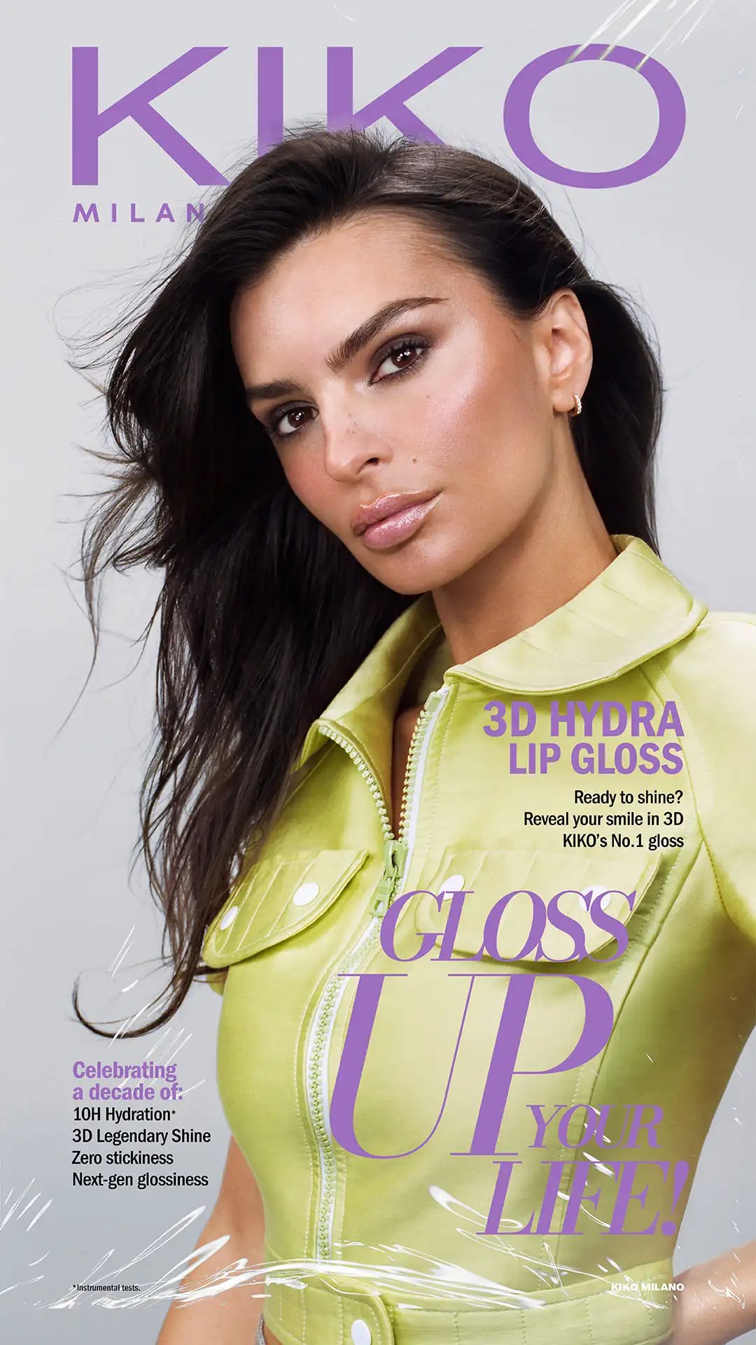 Emily Ratajkowski protagonista della campagna KIKO Milano 3D Hydra Lipgloss ispirata alle riviste di moda anni ’90