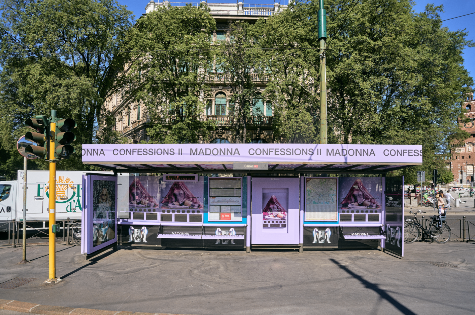 La pensilina dedicata a Madonna in Piazza Castello a Milano per il lancio di Confessions II.