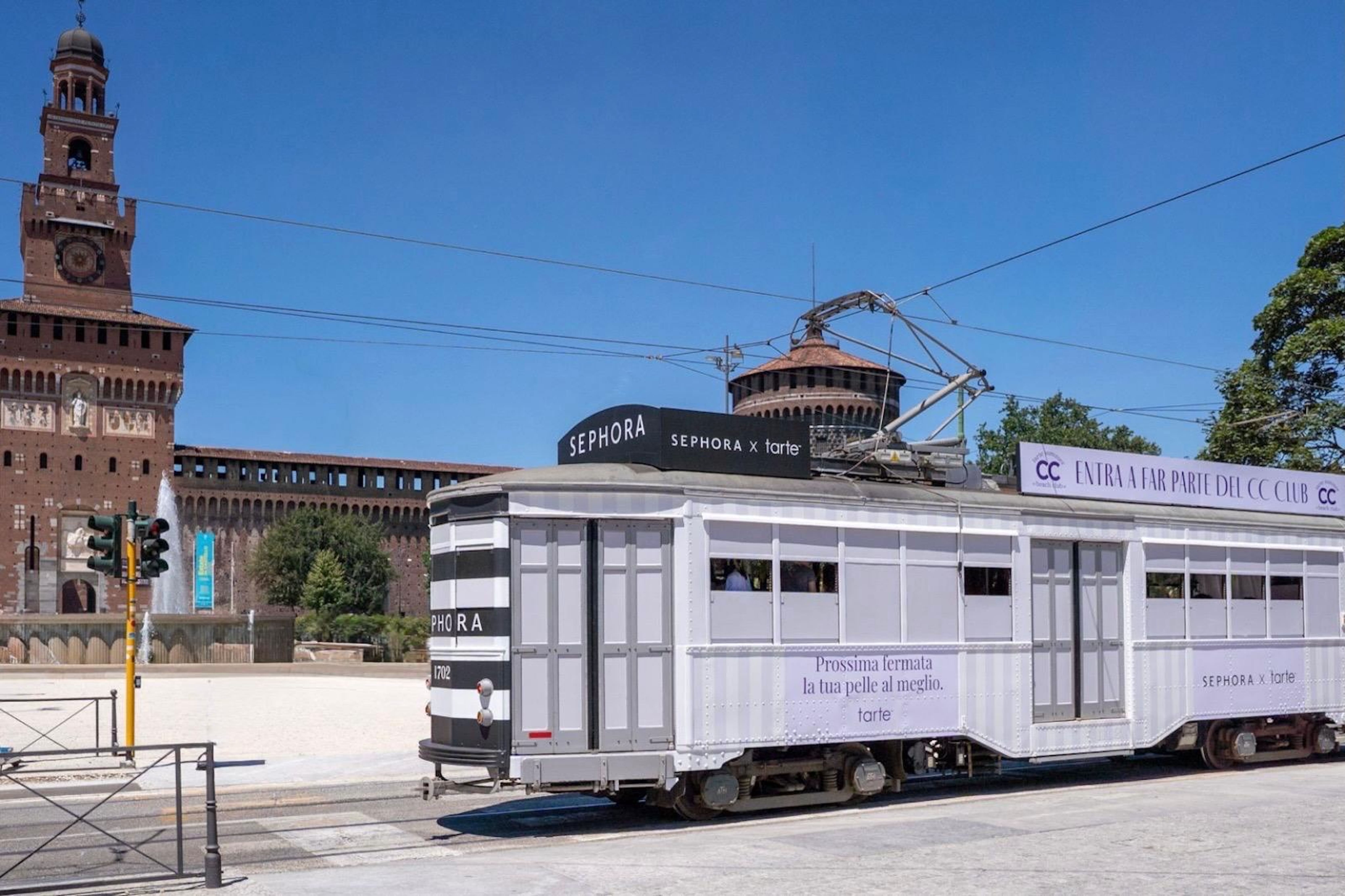Tram brandizzato Sephora e Tarte nel centro di Milano per il lancio del nuovo CC Tinted Serum.