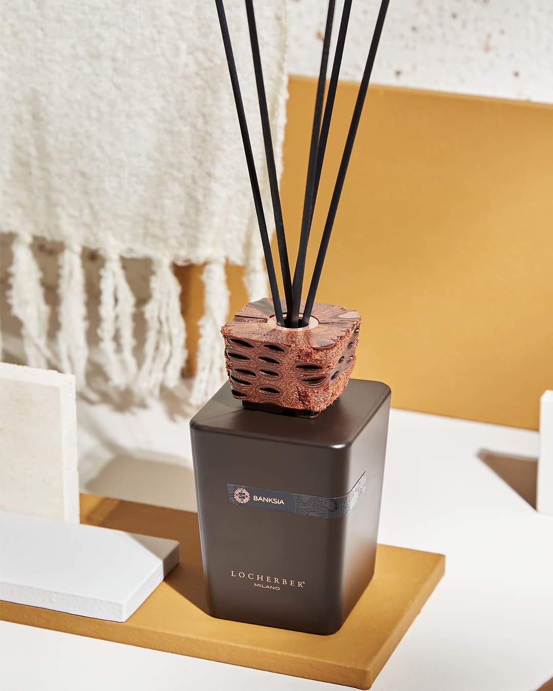 Diffusore d'essenza BANKSIA di Locherber Milano con tappo realizzato in pigna australiana