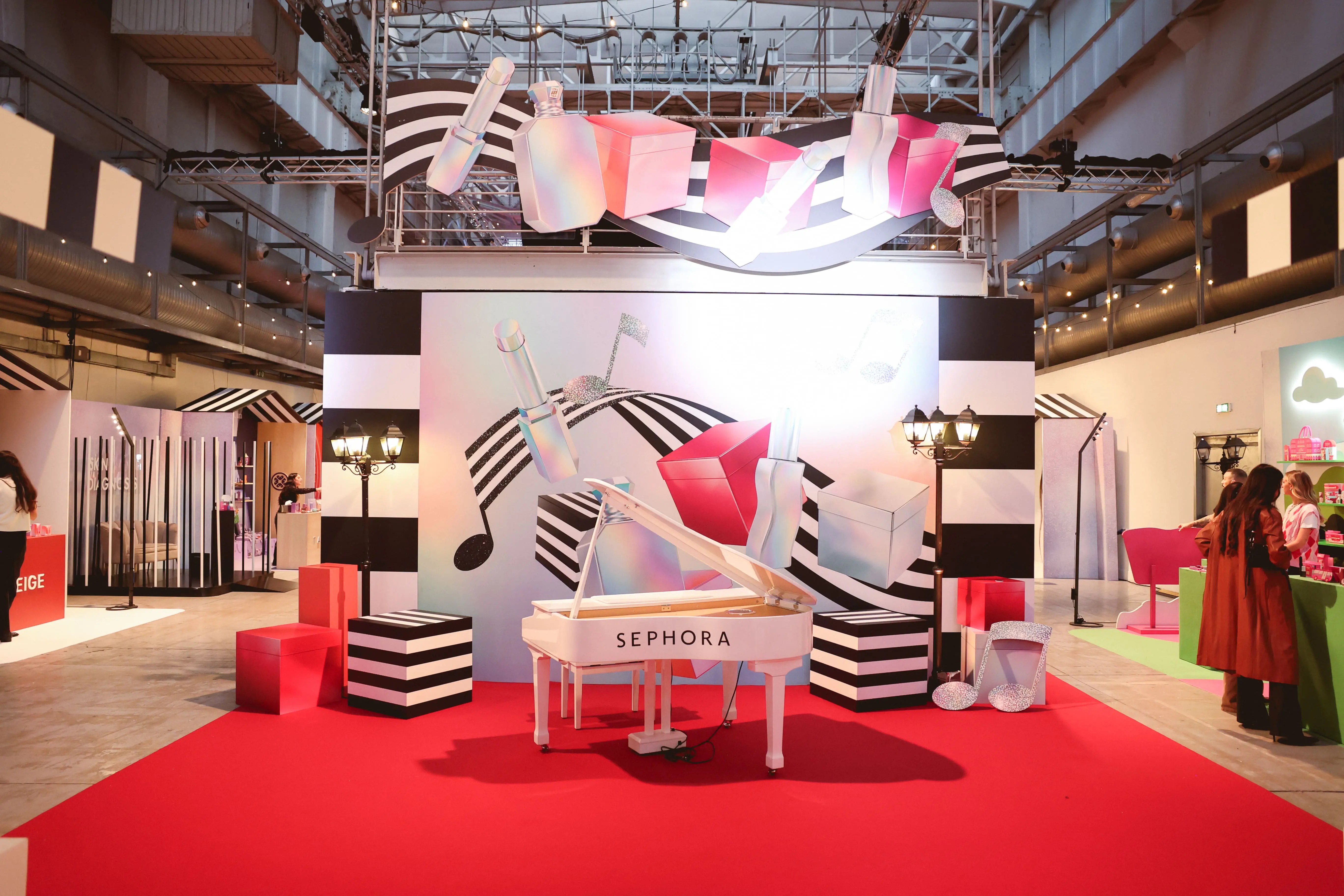 Sephora House Holiday Beauty Market 2026, la shopping bag Sephora con cofanetti e prodotti beauty per Natale