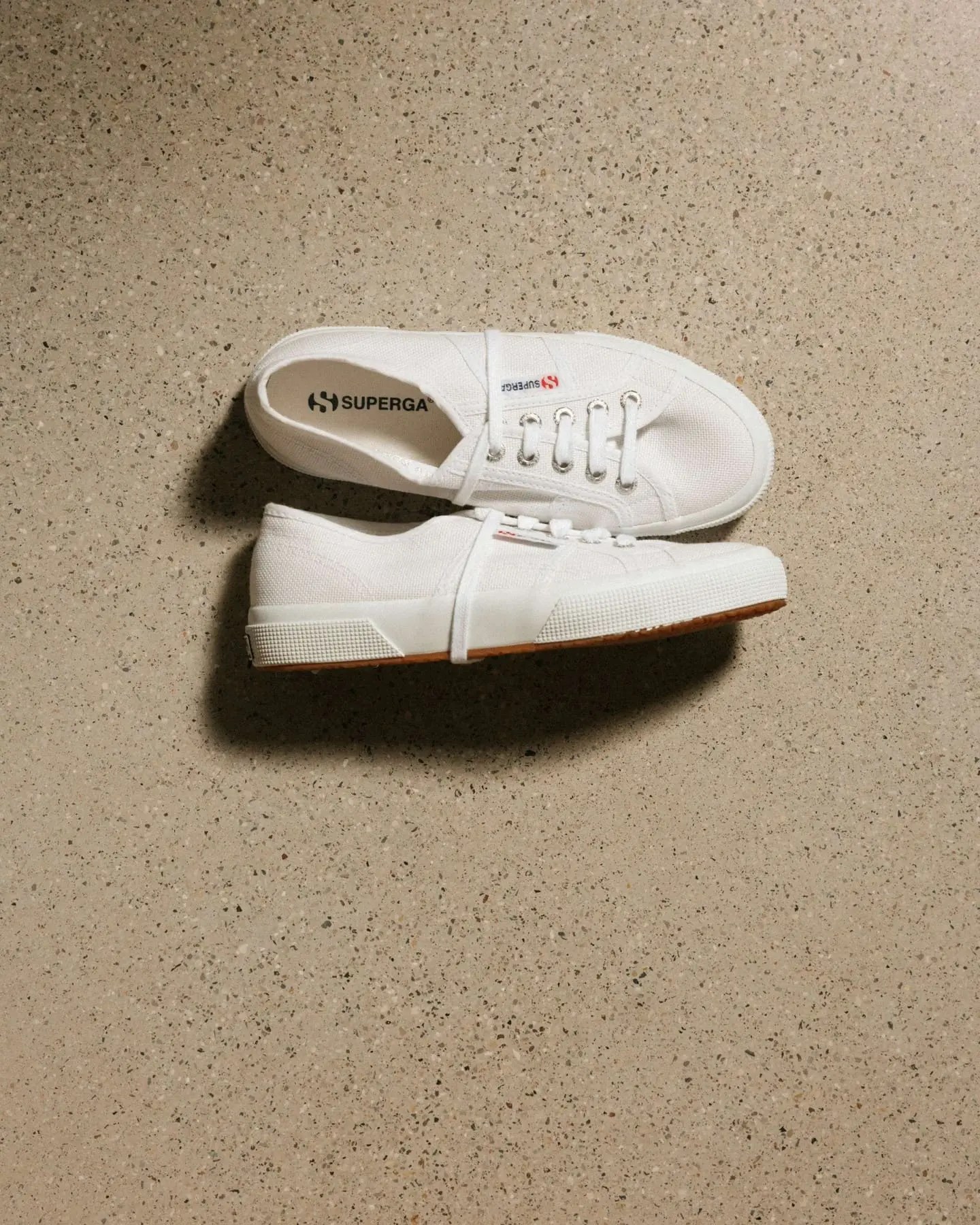 Sneakers Superga 2750 in tela con suola in gomma, modello iconico dello stile italiano