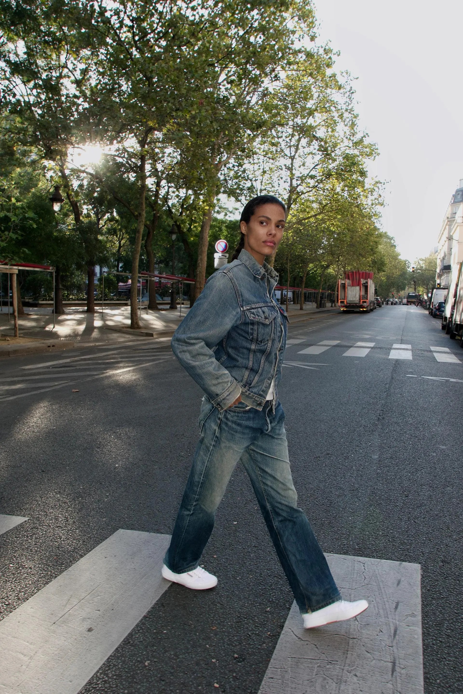 Tina Kunakey indossa le sneakers Superga 2750 con un look total denim alla Paris Fashion Week